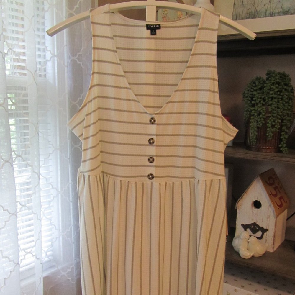 Torrid Cream/Tan Sleeveless Sharkb Bite Top Size 4